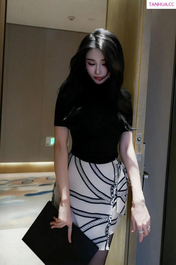   [XiuRen]高清写真图 2025.09.28 No.10817 椰汁糯米姬 黑色T恤第14张图片